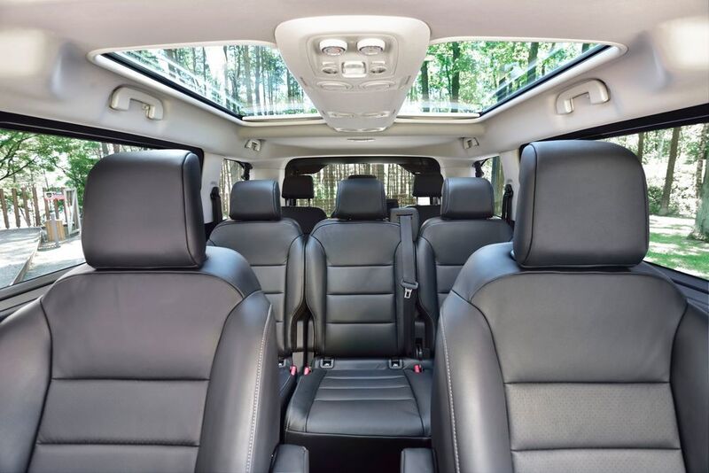 Pkw-Kunden fühlen sich bei bis zu neun Sitzen beinahe als Busfahrer. (Toyota)