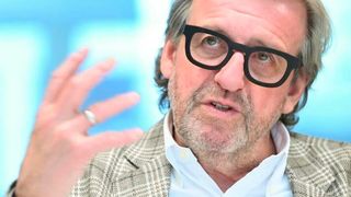 Der Gesamtmetallpräsident Stefan Wolf sprach mit der Funke-Mediengruppe über die Zukunft der Branche. Angesichts der Situation in Deutschland fordert er eine Agenda 2040, um die Lage zu entschärfen. Nicht zuletzt verliere man bald zwischen 250.000 und 300.000 Arbeitsplätze. (Bild: Funke-Mediengruppe)