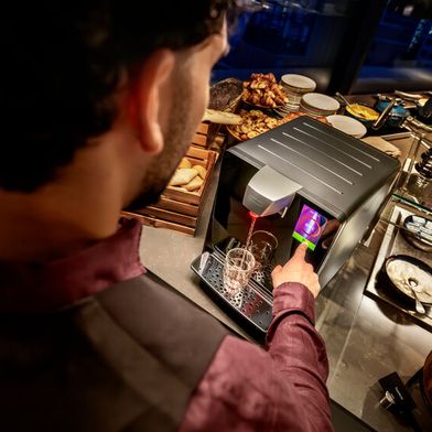 Dank Touchdisplay lässt sich der modern gestaltete Wasserspender von Kärcher einfach bedienen und macht in jedem Unternehmen eine gute Figur. (Bild: Kärcher)
