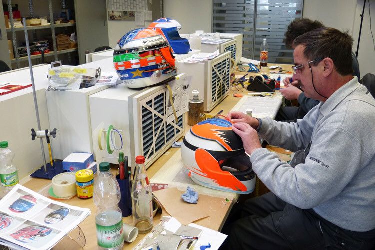 Seit bald 25 Jahren entstehen im hauseigenen Designstudio unter den fachkundigen Händen von sechs Lackiermeistern kunstvolle Helm-Lackierungen in Air-Brush-Technik. (Foto: Wunschel)