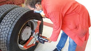 In wenigen Minuten das Fahrwerk und/oder den Rahmen eines Nutzfahrzeugs vermessen: Josam-Deutschland-Geschäftsführer Bernd Kühling demonstriert die Handhabung des „Cam Aligner“. (Bild: Dominsky/»kfz-betrieb«)