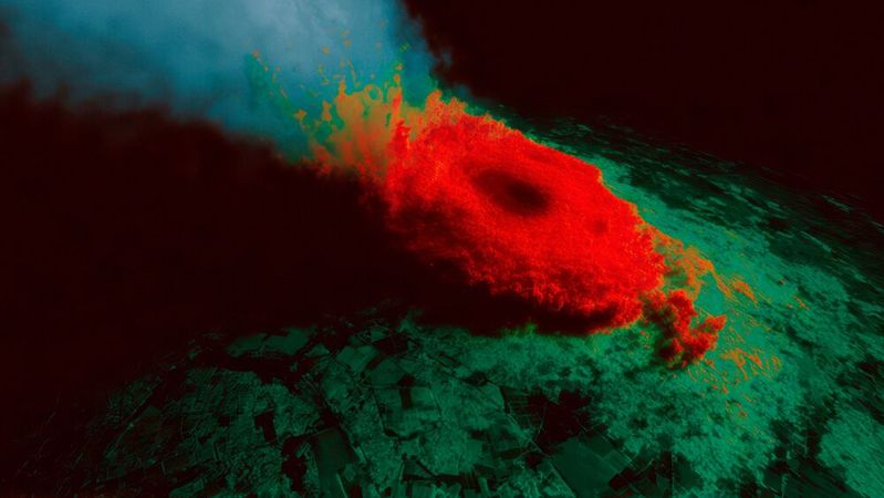 Die Abbildung zeigt einen Wirbelsturm auf einer thermischen Wetterkarte. (Bild: ©  Igor - stock.adobe.com / KI-generiert)