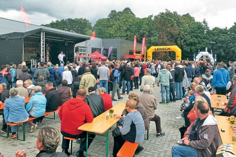 Circa 2.000 Besucher kamen am Eröffnungswochenende auf das Betriebsgelände – auf der Bühne: Jens Büchner alias Malle-Jens. (Bild: Lensch-Gruppe)