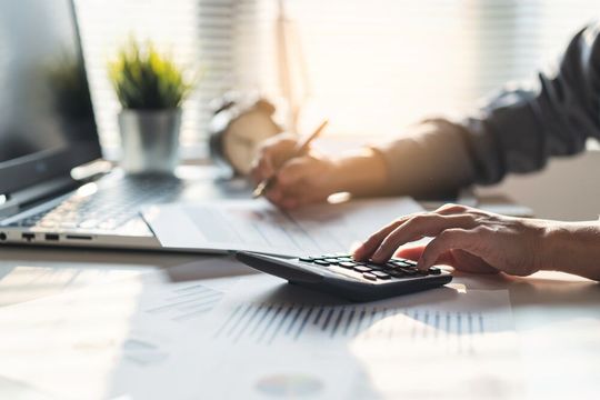 Bei Retrofits kann es um standardisierte Umbauten gehen oder hochindividualisierte Kundenanfragen – in beiden Fällen bietet sich eine unterschiedliche Pricing-Strategie an.(Bild: ©  Pormezz - stock.adobe.com)