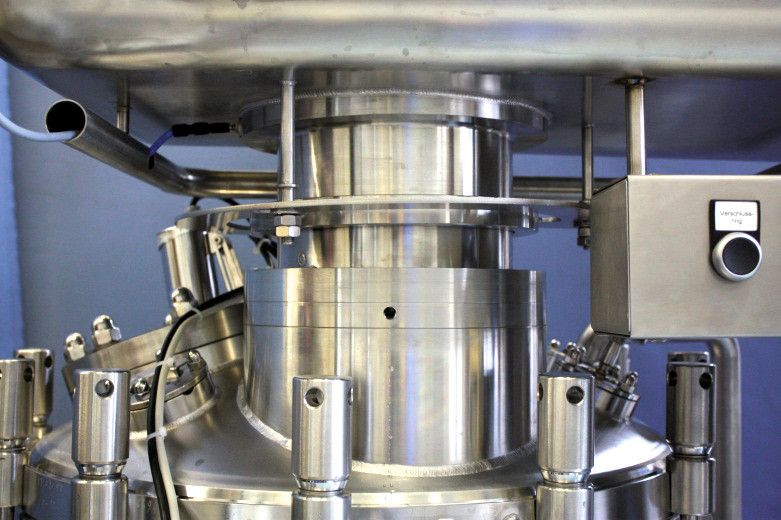 Bild 2: Das Port wird abgesenkt (erfolgt bei den neuen Systemen pneumatisch) und der Behälter über eine aufblasbare Dichtung fest und dicht mit dem Isolator verbunden. (Bild: Waldner)
