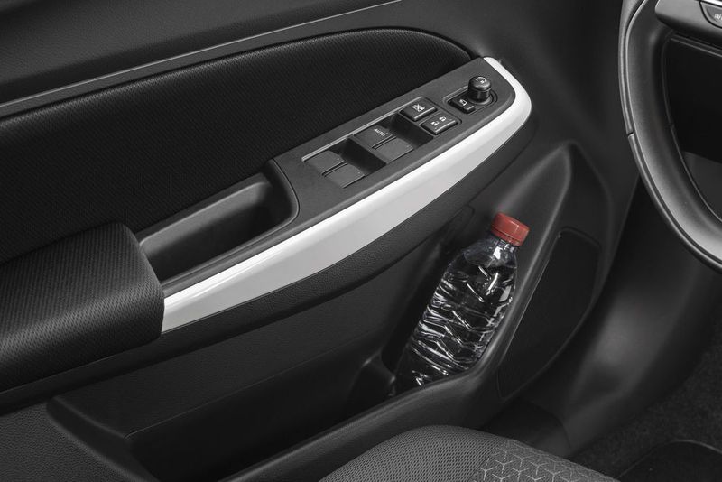 ... optional mit weißen Dekorleisten aufzuwerten. (Suzuki)