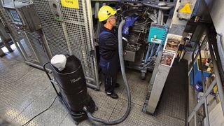 Axalta setzt den Sauger von Ruwac an der Pigment-Abfüllung für „ganz normale“ Reinigungsarbeiten ein, aber auch zur gründlichen Innenreinigung der Förderanlage für farbstarke Pigmente. (Ruwac)