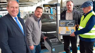 Licht-Sicht-Test-Start im Autohaus Wagner in Helmstedt: Gemeinsam eröffneten Landrat Gerhard Radeck (l.), Wolfgang Schmidt vom ADAC-Ortsclub Helmstedt (2.v.r.), daneben Kfz-Meister Christian Wagner und rechts Obermeister Martin Klein von der Kfz-Innung Helmstedt, die Verkehrssicherheitsaktion. (Bild: Erik Beyen
)