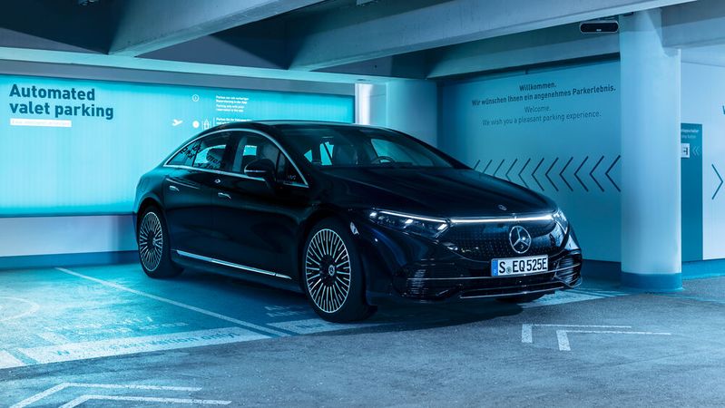 In Stuttgart können sich Mercedes EQS bereits selbstständig ihren Parkplatz suchen.(Bild:  Bosch)
