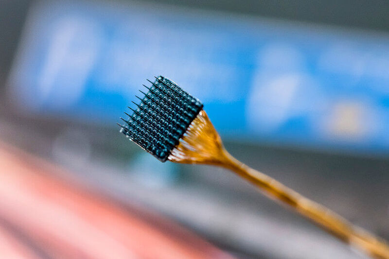 Vier mal vier Millimeter misst ein solches Elektroden-Array. Ursprünglich wurde es zur Stimulation der Netzhaut entwickelt. (Damian Gorczany)
