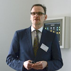 Klaus Allgaier zeigt, dass Frequenzumrichter heute mehr können, als „nur“ die Drehzahl zu regeln.(Bild:  Stefanie Michel)