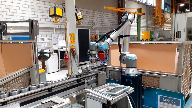 ZF Friedrichshafen setzt das Vision-basierte Robotersteuerungssytem Mirai von Micropsi Industries ein, um Metallringe mit variabler Position automatisiert auf ein Förderband zu legen. (Bild: Micropsi Industries)