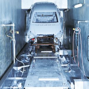 Hohe Anforderungen an den RFU630 werden auch im Bereich der Spritzentfettungs- und Phosphatieranlagen gestellt.