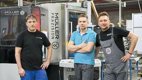 Erfolgreiche Partnerschaft: Müller Präzision Schleifexperten vor der hochautonomen Spitzenlosschleifmaschine «Cube 350». (Bild: Müller Präzision)