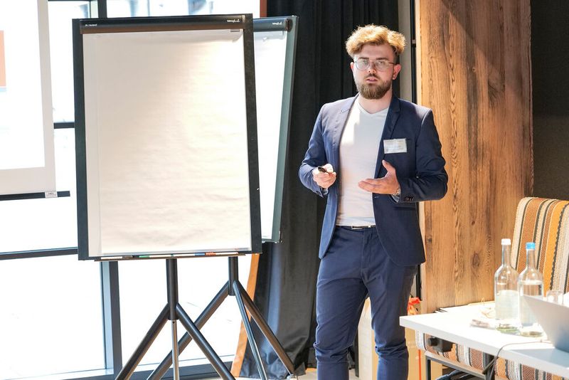 ZDK-Referent Mats Gasper informierte die Teilnehmenden über die Aktivitäten der chinesischen Marken in Deutschland. (Bild: Schmidt - VCG)