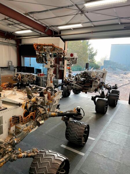 Mars-Rover-Zwillinge warten in einer irdischen Garage auf Testfahrten. (Bild: NASA)