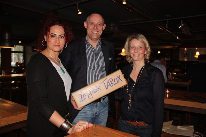 Die IT-BUSINESS-Mitarbeiterinnen Besa Agaj (l.) und Stephanie Steen überreichen Tarox-Geschäftsführer Bernd Tillmann ein Geburtstagsgeschenk. ()