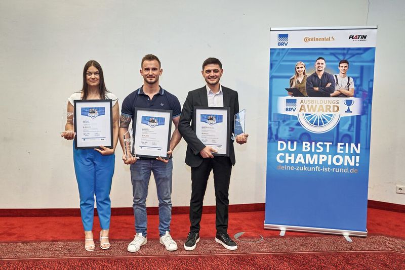 Die Gewinner des BRV Ausbildungs-Awards 2023: Kevin Schobert (Platz 1, Mitte), Jana Finzen (Platz 2, l.) und Antonio Vincenzo Morabito (Platz 3, r.)