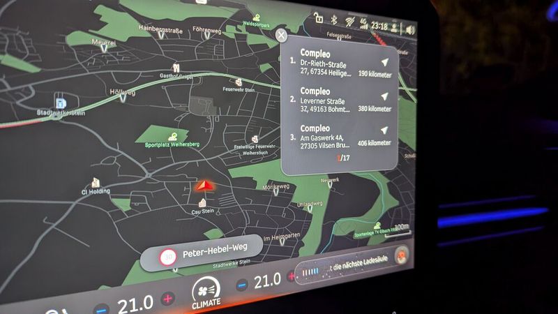 Auf Nachfrage per Sprachsteuerung nach der nächsten Ladesäule zeigte der Smart Ladepunkte in über 100 Kilometern Entfernung an. (Bild: Simon – VCG)