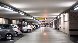 Wer in ein Parkhaus fährt, muss meist lange nach einem freien Parkplatz suchen. Abhilfe verspricht ein Forschungsprojekt: Mithilfe von Kameras überwachen das Parkhaus und eine Software ermittelt einen freien Parkplatz, um den Fahrer dorthin zu leiten. (pixabay)