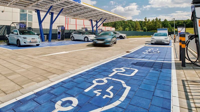 Ladepark für E-Autos und Plug-in-Hybride.(Bild:  EnBW)