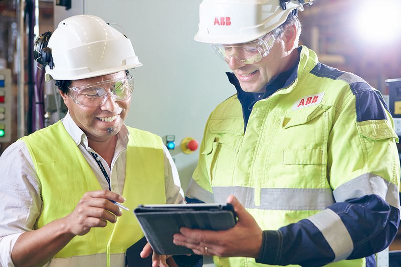 Vor-Ort-Hilfe erhalten die Anwender von ABB Servicemitarbeitern sowohl zum Erfahrungsaustausch als auch im Ernstfall. (Pia Nordlander/ABB)