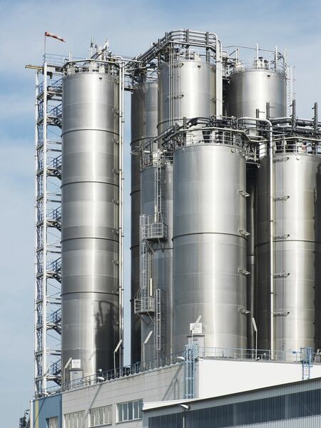 Silos der HDK/SHK Anlage. (Bild: Wacker)