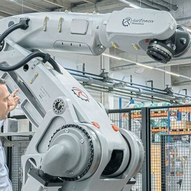 Steuerungen von Keba arbeiten mit sämtlichen industriell üblichen Robotermechaniken perfekt zusammen (im Bild: Clemens Ratajczak (li.), Betriebsleiter bei Autonox Robotics, im Gespräch mit Léopold Hurst, Projekingenieur bei Keba). (Bild: Autonox)