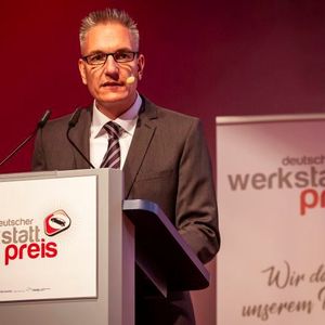 »kfz-betrieb«-Chefredakteur Wolfgang Michel lobte das exzellente Servicemarketing der freien Werkstätten.  (Bild:  Stefan Bausewein)