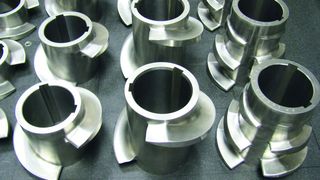 Mit der Hartbeschichtung eignen sich diese Extrusionsschnecken-Teile für das Verarbeiten eines hochabrasiven Kunststoff-Mineralien-Compounds.  (Bild: Hardide)