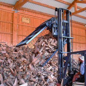 Viele Anbaugeräte wie diese Klammer lassen sich mit einem Drehmechanismus unterschiedlichsten Aufgabenstellungen anpassen. Bild: Kaup