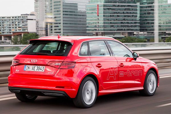 … wohl mit mehr guten Gefühlen beim Autofahrer: Denn mit null Motorgeräusch im städtischen Verkehr steigt der Komfort weiter, die Batterieladung reichte meist jeweils für die täglichen anfallenden Besorgungen. (Bild: Audi)