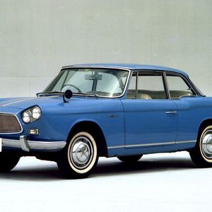 Im Jahr 1962 startet das 94 PS starke Coupé Skyline und ein davon abgeleitetes Cabrio. Beide sind in der Leistungsliga der neuen Klasse von BMW positioniert.(Bild:  Nissan)