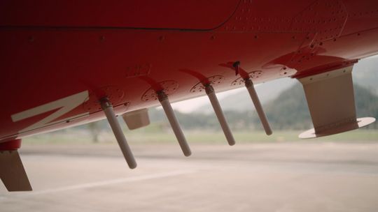 Unter einem Hubschrauber installierte Antennen. (Bild:  CENTUM)