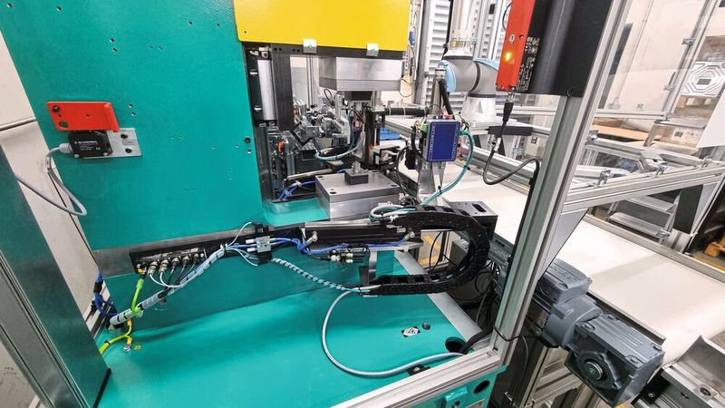 Der Antrieb Tox-Electric-Drive vom Typ EX-K erzeugt eine Presskraft von bis zu 200 Kilonewton, ermöglicht eine kurze Taktzeit und überwacht über die Einpresstiefe X den Prozess. (Bild: Tox)