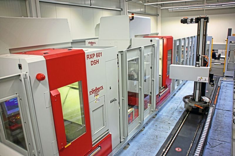 Blick ins Innere der Fertigungsinsel. Links die beiden Röders RXP 601 DSH, rechts das Handlingssystem RCM, ebenfalls von Röders, ganz hinten die Schleuse zur Koordinatenmessmaschine. (Klaus Vollrath)