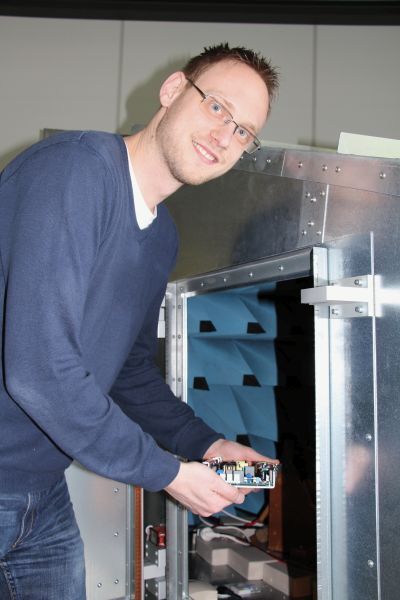 Bild 4: Der Autor Andreas Kirchenmayer mit einem Prüfling vor der GTEM-Zelle. (inpotron)