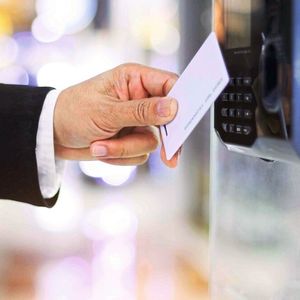 Zur Arbeitssicherheit gehört auch die Zutrittsüberwachung von Produktionsanlagen.(Bild:  Getty Images)