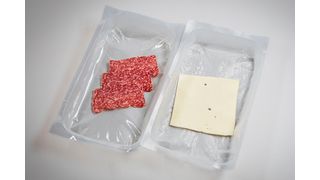Was man diesem Bild respektive der Verpackungsfolie nicht ansieht, ist, dass sie aus recyceltem Kunststoff besteht, der dazu auch effektiv dekontaminiert werden konnte. Am Fraunhofer ICT hat man damit Forschungen betrieben und auch den Brandschutz im Bahnverkehr verbessern können. (Bild: Fraunhofer ICT)