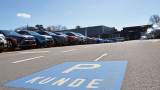 Engagiert sich Ihr Kfz-Betrieb in den kommenden Jahren in neuen Geschäftsfeldern, oder stabilisiert Ihr Unternehmn das automobile Kerngeschäft? Kommen neue Standorte hinzu, oder verringern Sie die Präsenz, konzentrieren Betriebe? Welche Zukunftsstrategien Händler und Werkstätten fahren, möchte »kfz-betrieb« mit einer Umfrage in Zusammenarbeit mit Concertare herausfinden. (Bild: Achter – VCG)