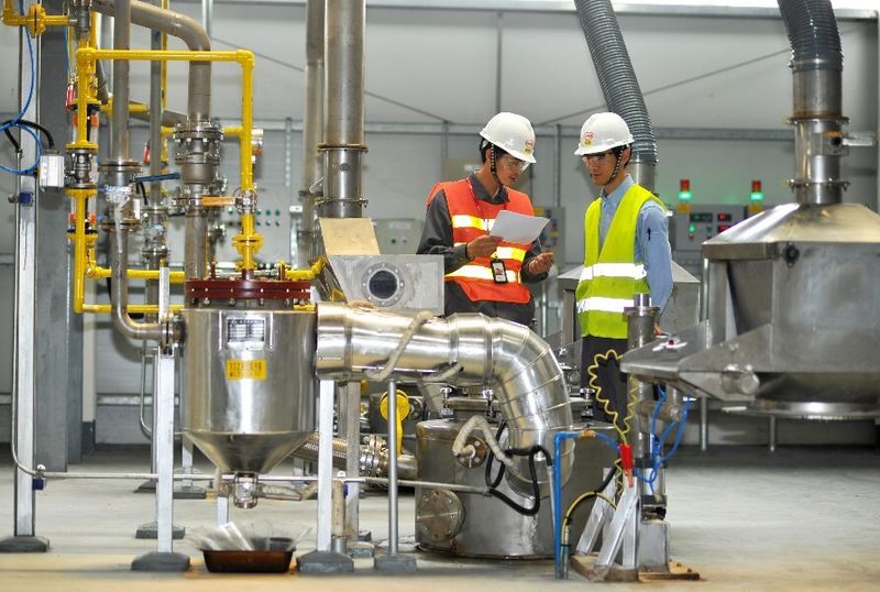 Arbeiter mixen den Klebstoff im neuen Henkel-Werk. (Bild: Henkel)