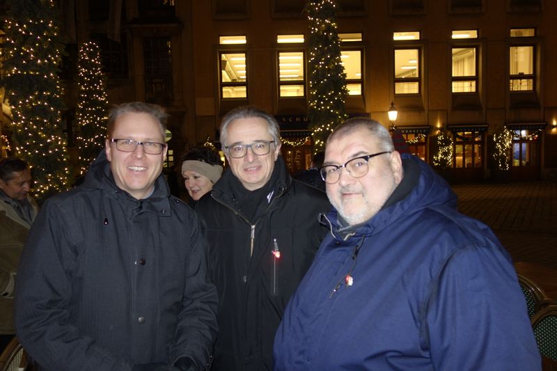 Das Fujitsu Team (v. l.) Gerald Lauterer und Peter Hau mit Hans-Peter Mueller, CA. (Bild: IT-BUSINESS)