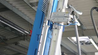 Installation des Greifers im Detail (rechts) auf dem Linearmodul und Führungsschiene zur Aufnahme und zur Verstellung von insgesamt neun Heißdrahteinheiten. (Bilde Kluth) (Archiv: Vogel Business Media)