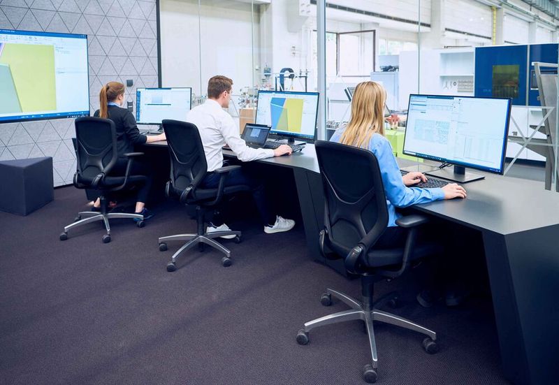 Gesteuert wird die Produktion aus dem Control Center, in dem alle wichtigen Kennzahlen in Echtzeit zusammenlaufen.  (Bild: trumpf Group)