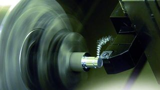 Werkzeuge mit Wiper-Geometrie können beim Drehen von partikelverstärkten Aluminiummatrix-Verbundwerkstoffen die Rauheit erheblich verringern. Die Schwankungen der Rauheit sowie ihr Anstieg sind mit zunehmendem Vorschub kleiner. Bild: TU Chemnitz (Archiv: Vogel Business Media)