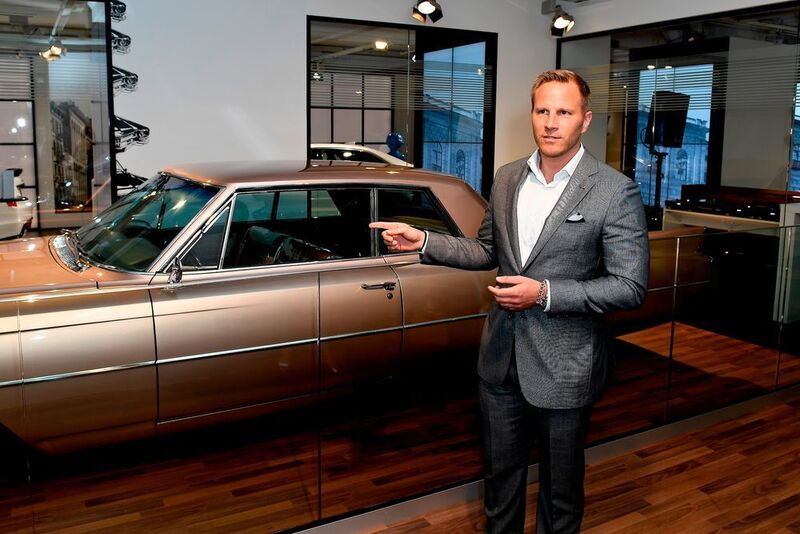 Cadillac-Europachef Felix Weller präsentiert sichtlich stolz ein Klassik-Modell der US-Marke. (Cadillac Europe)