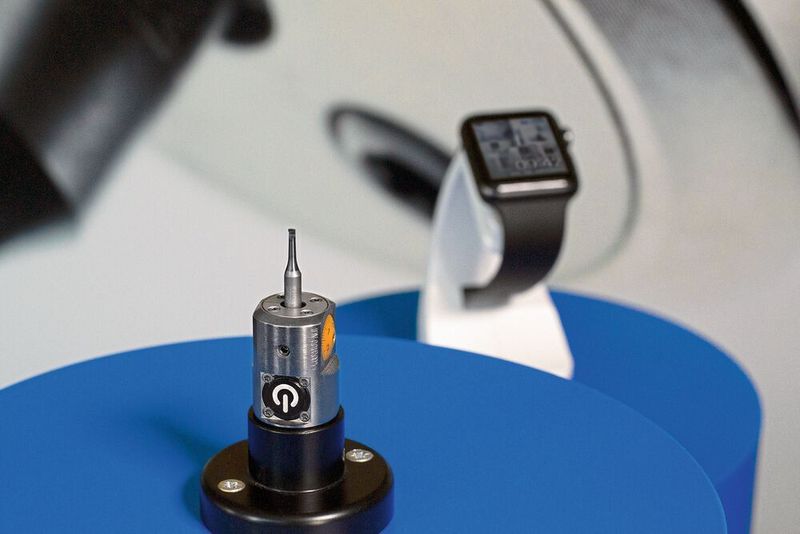 Drahtlos verbunden: Der Feinbohrkopf EWE Downsize und das Display auf einer Smart Watch. (Big Kaiser)