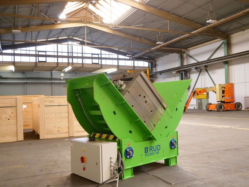 Mit dem Tecdos TM 08/10-5 von RUD gelingt das Wenden schwerer Spritzgießwerkzeuge in etwa 30 Sekunden. Anschlüsse et cetera könnten für Wartungszwecke dranbleiben – anders als beim Handeln per Kran. (Bild: RUD)