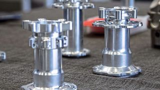 Radnaben aus Aluminium, wie sie etwa im Profirennrad von Kirsten Wild und ihren Kolleginnen rotieren – hergestellt in wenigen Hin- und Herbewegungen ohne Werkzeugwechsel, mit dem High Dynamic Drehprozess mit Freeturn-Werkzeugen von Ceratizit, das man in Reutte im Rahmen der Open Days 2019 erstmals bestaunen konnte. (Ceratizit)