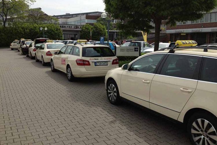 Lange Schlangen vor dem Autohaus gab es im vergangenen Jahr unter anderem beim Taxi-Bewertungstag. (Foto: Lueg)